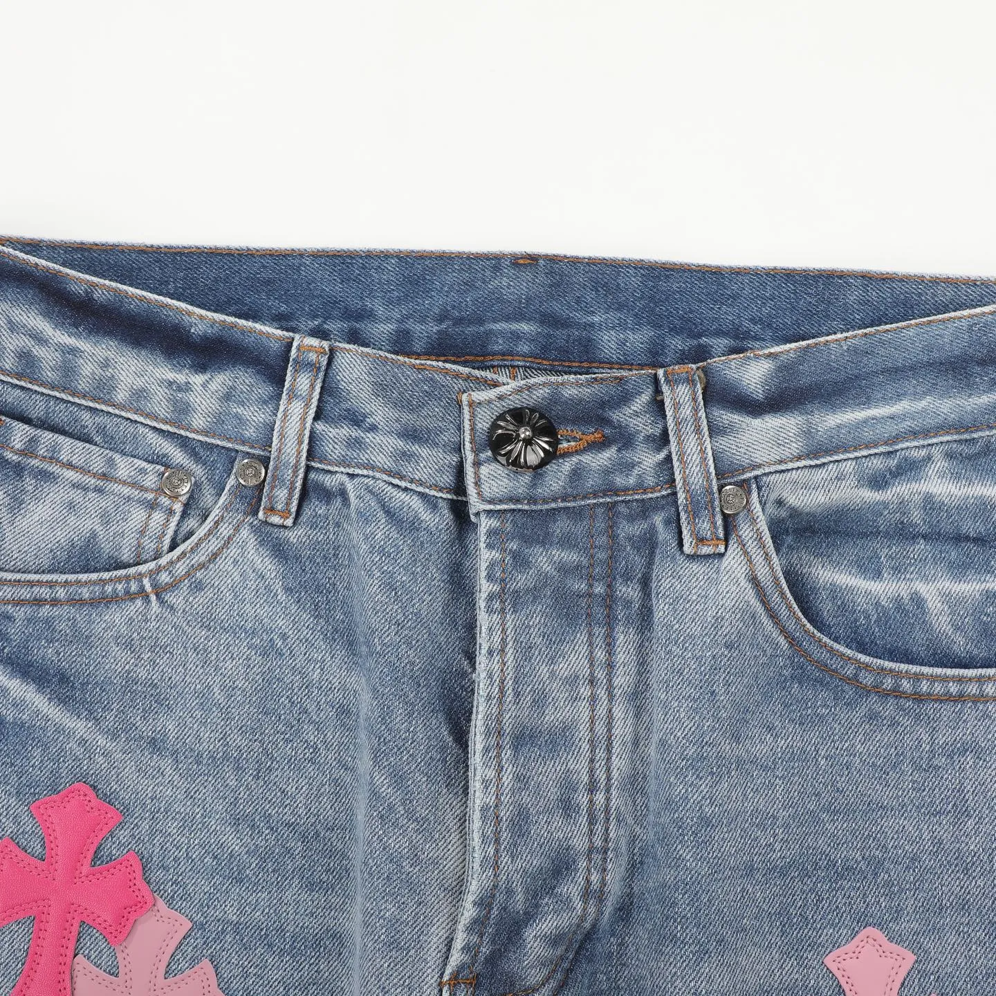 P260 Chrome Hearts 25FW CH Blue Pants Pink Leather Cross Bamboo Jeans. It adopts patchwork elements, mostly in the shape of a cross, and has glitter on the leather surface. Unique design, simple and elegant details, exquisite workmanship, the entire trousers are neatly routed, and the details are in place! It’s also so cool that both men and women can easily control it. It’s a gender-neutral trendy up version. Color: blue pants and pink leather Size: 28 30 32 34 36